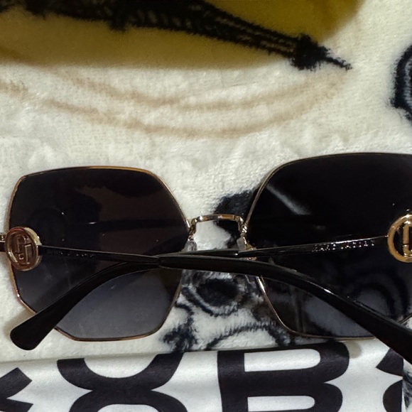 Marc Jacobs Unisex Black Sunglasses with Yellow Case - Picture 8 of 8